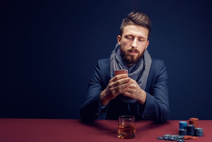Pengguna membaca aturan promosi mobile